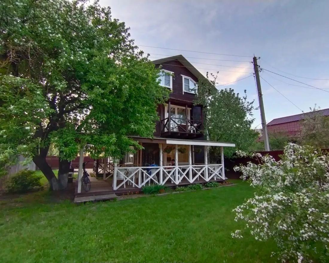 Дом АлтынЪ летом, зелёный двор