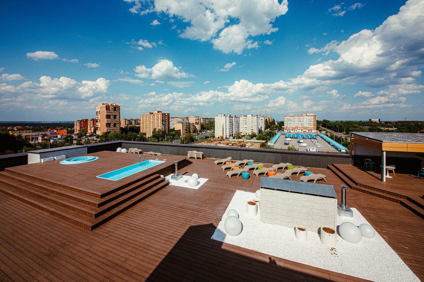 Крыша клуба «Атмосфера» с бассейном и зоной отдыха