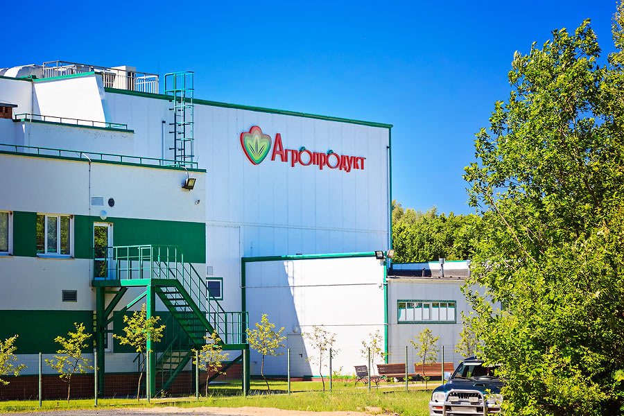 Вывеска на фасаде производственного здания «Агропродукт»