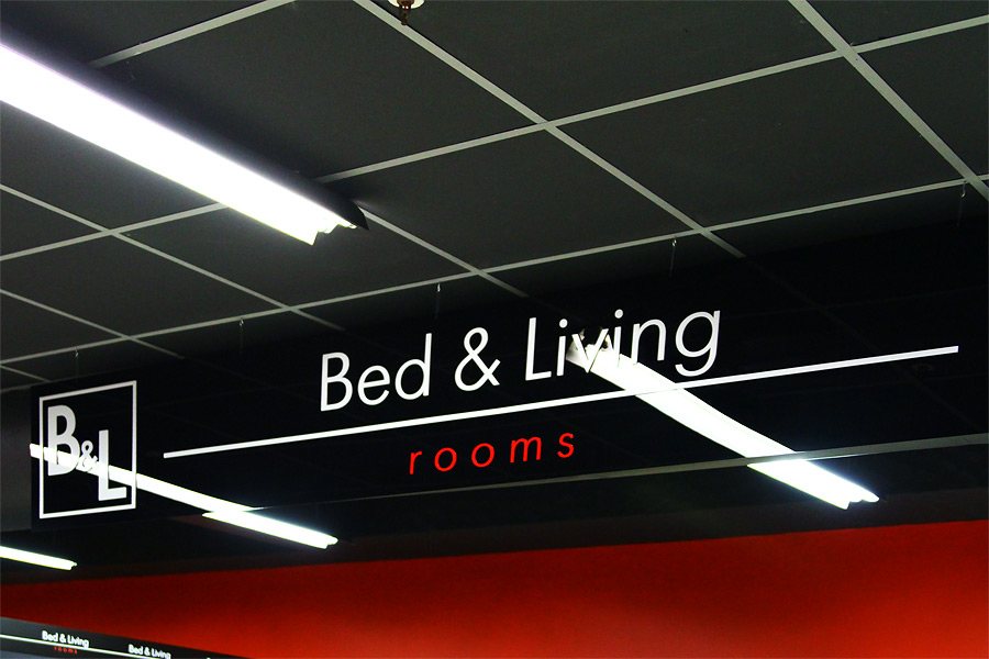 Интерьерная вывеска Bed & Living rooms из оргстекла