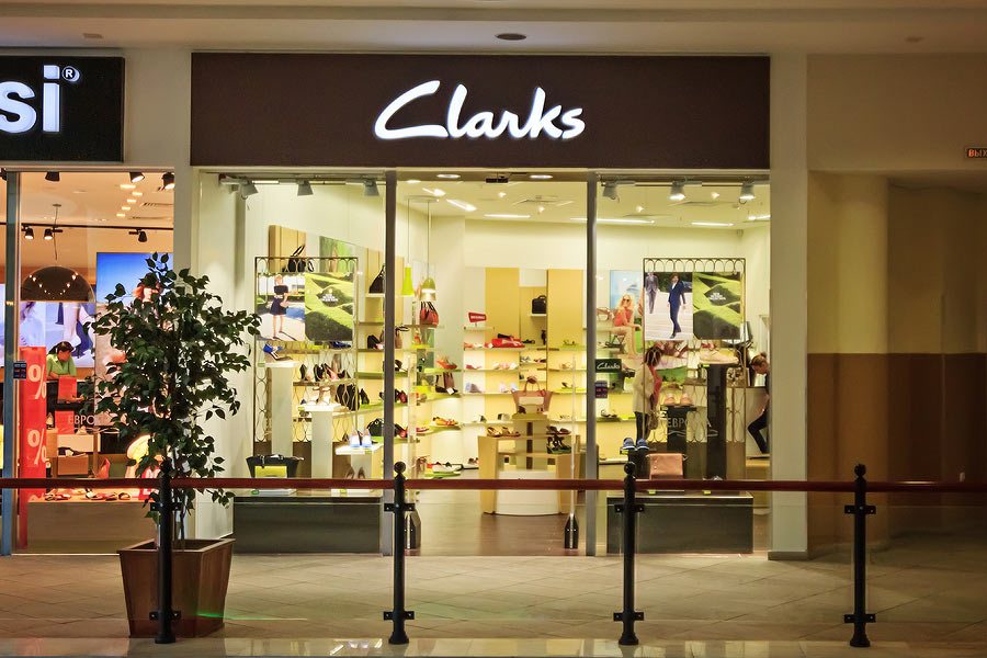 Вывеска магазина Clarks над витриной