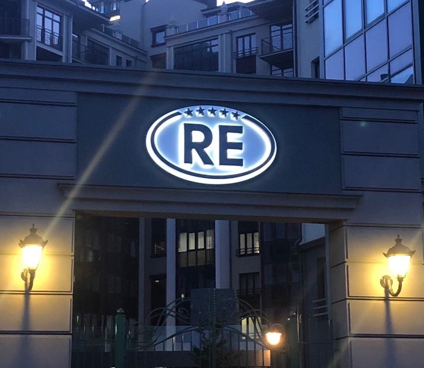 Световой короб «RE» на фасаде здания