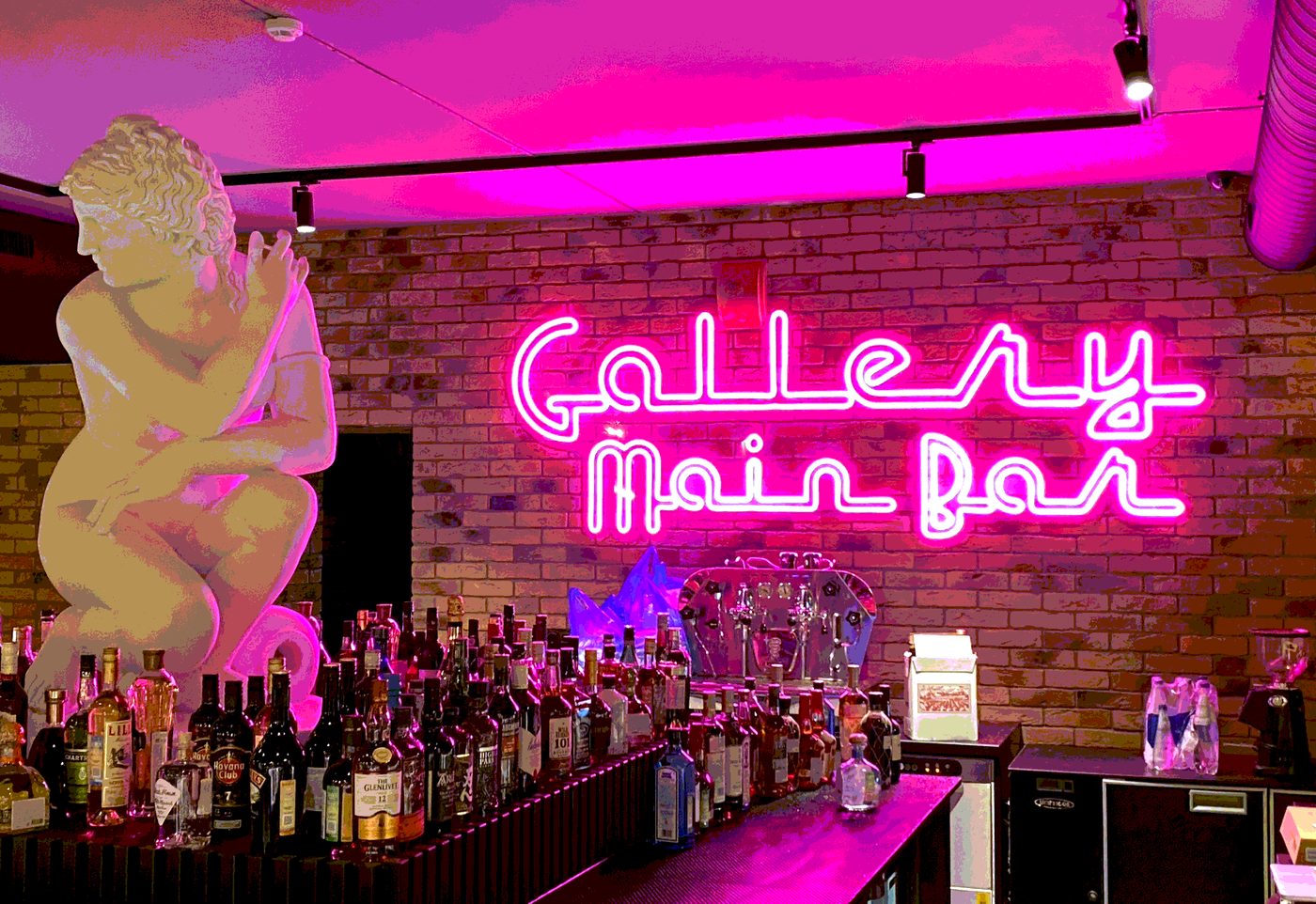Неоновая вывеска Gallery Main Bar в интерьере бара