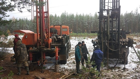 Две буровые установки и бригада на объекте зимой