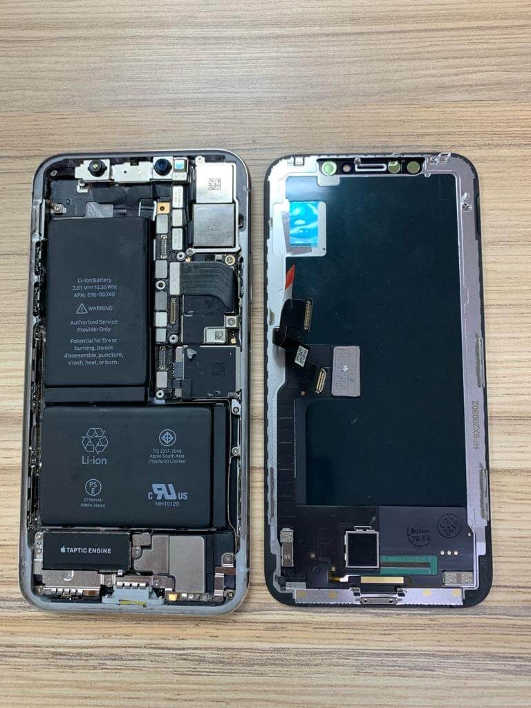 Разобранный iPhone на столе мастера