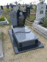 Установленный памятник с благоустройством участка