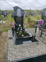 Памятник с цветником