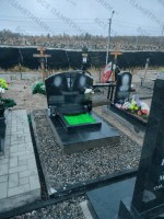 Памятник с крестом