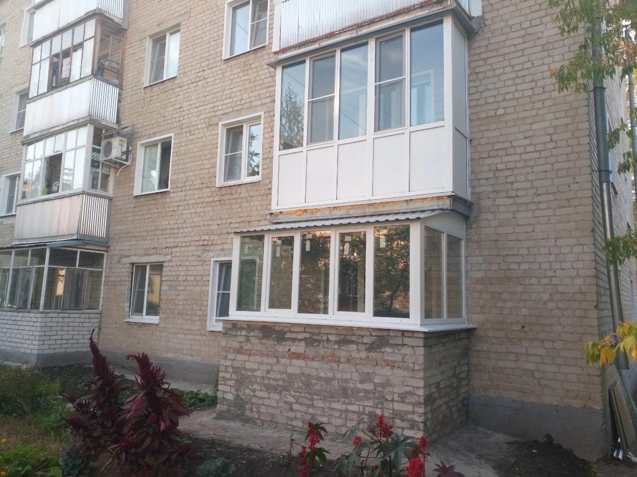 Остеклённый балкон в панельном доме, г. Заречный