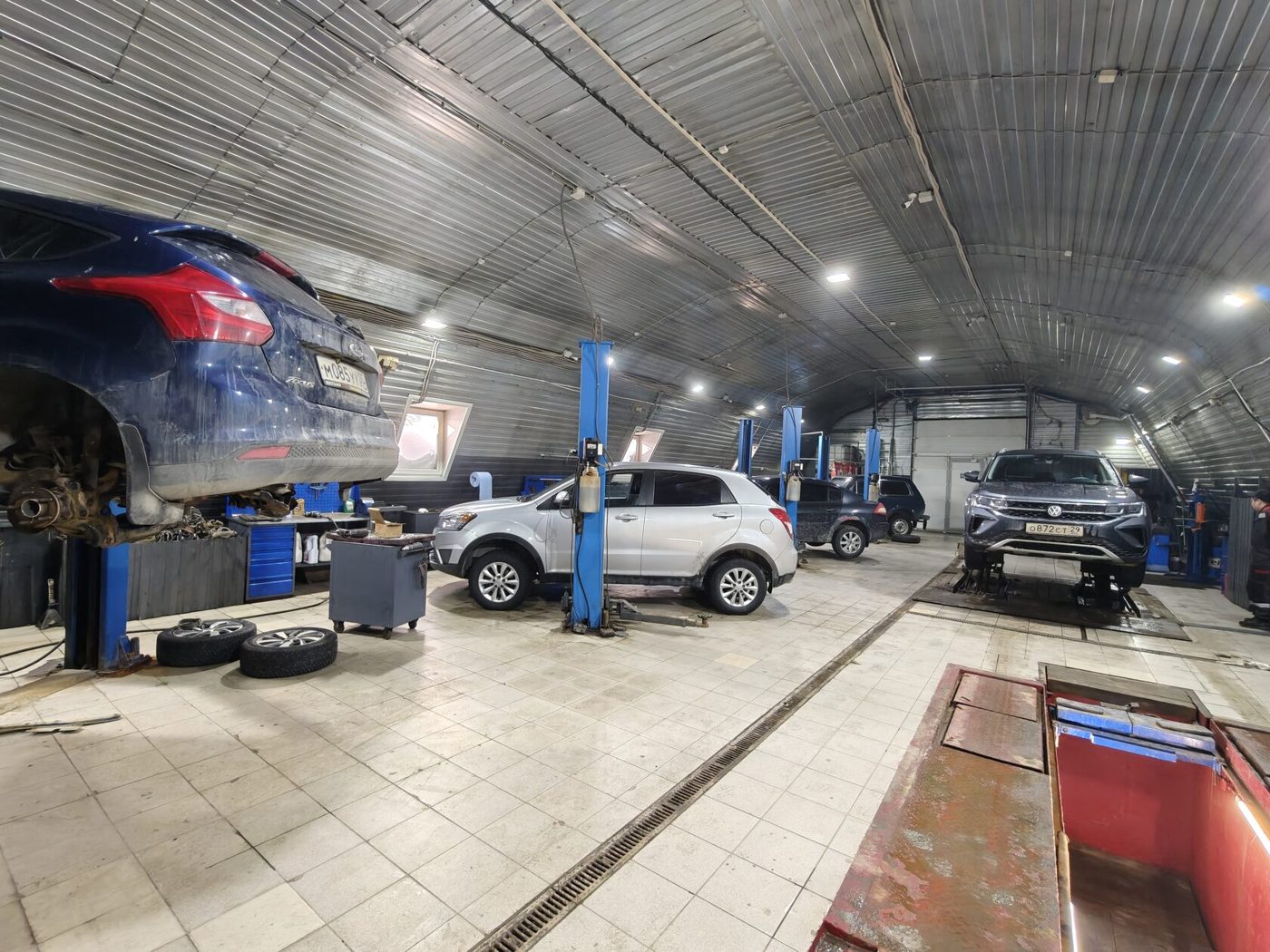 Цех автосервиса Ресурс Авто с подъёмниками