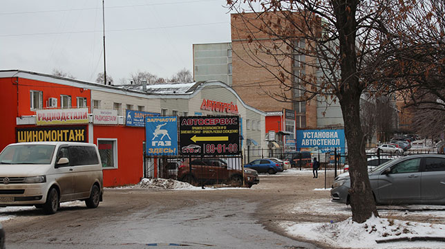 Ряд боксов Автодвора с улицы